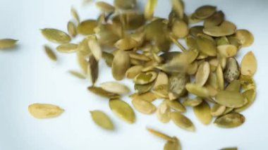 Kabak çekirdeği çekirdekleri yavaş çekimde tabakaya dökülüyor.