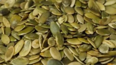 Kabak çekirdeği çekirdekleri yavaş çekimde tabakaya dökülüyor.