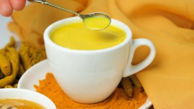 Geleneksel Ayurvedik içeceği süt ve zerdeçal