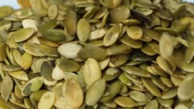 Kabak çekirdeği çekirdekleri yavaş çekimde tabakaya dökülüyor.