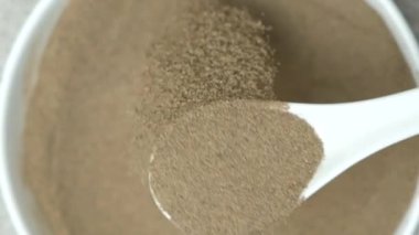 Kara biber yavaş çekimde kaşıktan dökülür..