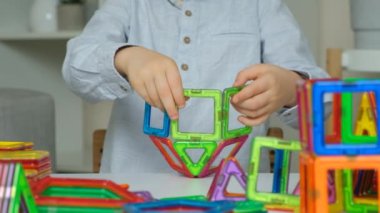 Manyetik yapıcıyla oynayan çocuk, eller yakın plan