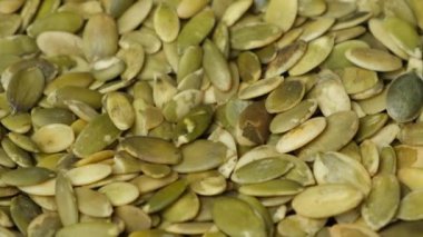 Soyulmuş yeşil kabak çekirdekleri, çekirdekler, yakın çekim rotasyonu