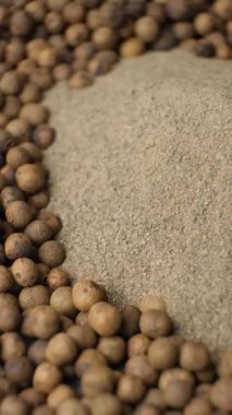 Dikey makro baharat dönüşümlü kara biber ve karabiber..