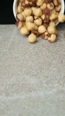 Kavrulmuş Fındıklar Gri Taş Arkaplan 'a döküldü, Dikey Yavaş Hareket