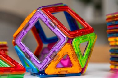 Manyetik yapıcıdan çokyüzlü figür.