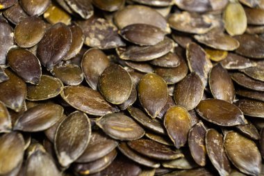 Soyulmuş kabak çekirdekleri, yakın çekim çekirdekleri.