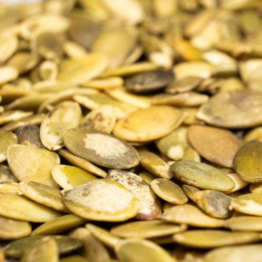 Soyulmuş kabak çekirdekleri, yakın çekim çekirdekleri.