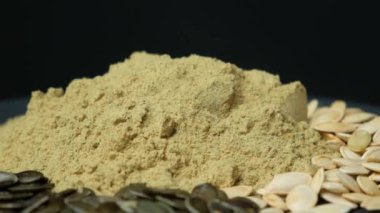 Yerden taze balkabağı tohumları, bir süper yiyecek, bitkisel protein ve vitamin kaynağı.
