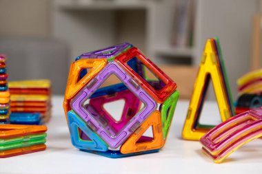 Manyetik yapıcıdan çokyüzlü figür.