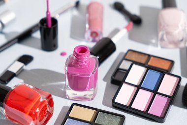 Tırnak cilası ve diğer dekoratif kozmetikler.