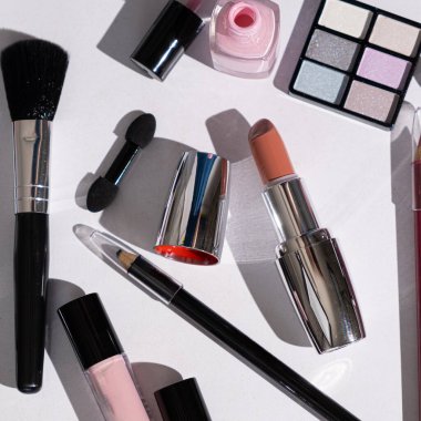 Beyaz arkaplanda makyaj malzemesi, üst görünüm.