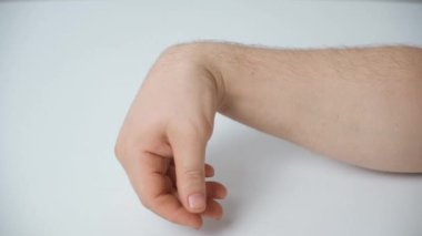 Bir erkek hastanın elindeki bilek kisti ya da bilek higroması bilek eklemlerinin esneklik süreci..
