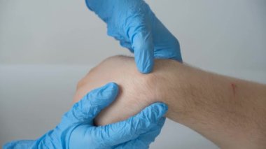Erkek bir hastada bilek kisti ya da higroma, bir doktor tarafından muayene.
