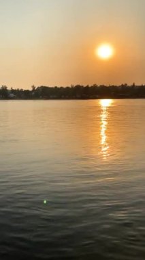 Nehirde batan güneşin yansıması.