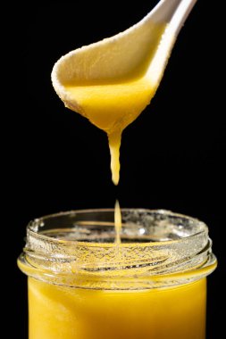 Kızartma ve siyah arkaplan için doğal yağ sağlıklı laktozsuz yağ,