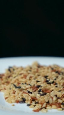 Beyaz, kırmızı ve siyah pirinç karışımı, dikey dönüş yakın.
