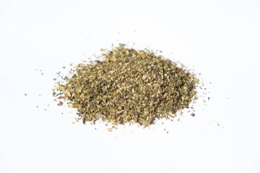 Beyaz arka planda kurutulmuş bitki karışımı, yakın plan..