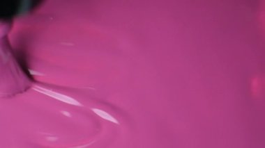 Pembe tırnak cilasında fırça darbesi, cilada makro doku..