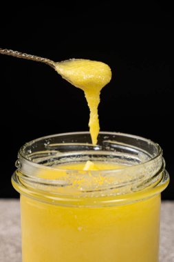 Kızartma ve siyah arkaplan için doğal yağ sağlıklı laktozsuz yağ,