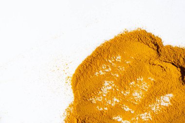 Beyaz arkaplan üzerine saçılmış zemin zerrecikleri, baharat dokusu, metin için boşluk kopyala.