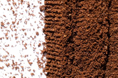 Beyaz arka planda saçılmış doğal kahve..