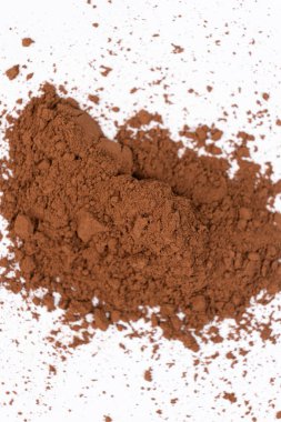 Beyaz arka plana dağılmış kakao tozu. Yakın plan..