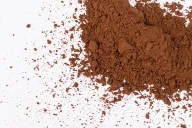 Beyaz arka plana dağılmış kakao tozu. Yakın plan..