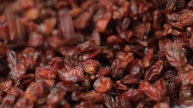 Kırmızı Kurutulmuş Böğürtlen Yavaş Dökülüyor.