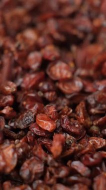 Kırmızı Kurutulmuş Böğürtlen Yavaş Hareket Dikey Görüntüsü.