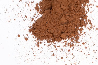 Beyaz arka plana dağılmış kakao tozu. Yakın plan..