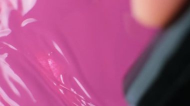 Pembe tırnak cilasında fırça darbesi, cilada makro doku..