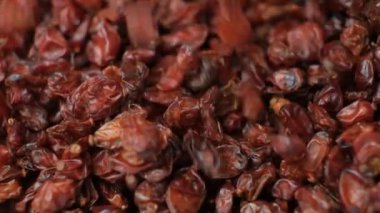 Kırmızı Kurutulmuş Böğürtlen Yavaş Dökülüyor.