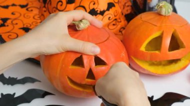 Cadılar Bayramı 'nda balkabağından fener yapma süreci..