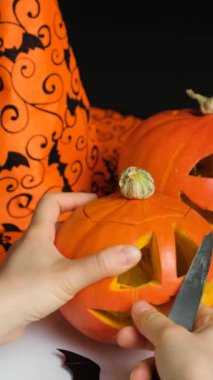 Cadılar Bayramı 'nda balkabağından fener yapma süreci..