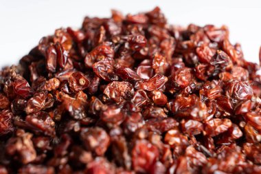 Beyaz arkaplanda kırmızı kurutulmuş böğürtlen.