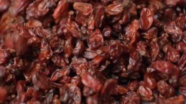 Kırmızı Kurutulmuş Böğürtlen Yavaş Dökülüyor