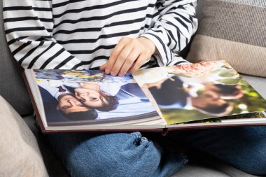 Düğün fotoğraflarıyla düğün fotoğraflarına bakan kadın, mutlu anılar..