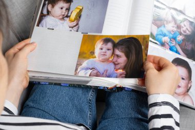 Kadın fotoğraf albümüne fotoğraf koyuyor
