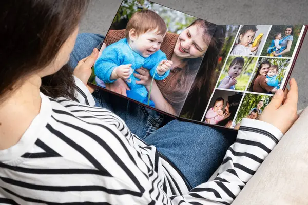 Ailesiyle birlikte aile fotoğraflarına bakan bir kadın.