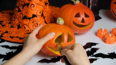 Cadılar Bayramı 'nda balkabağından fener yapma süreci.