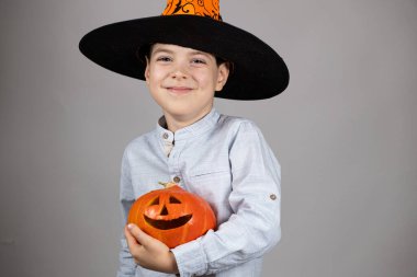 Cadılar Bayramı çocuğu elinde bir fener tutuyor..