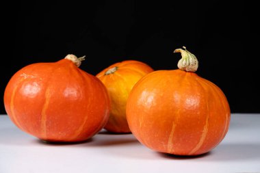 Kara Arkaplan Üzerine Hokkaido Kabakları.