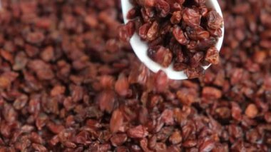 Kırmızı Böğürtlen Baharatı kaşıktan akıyor Makro Yavaş Hareket.