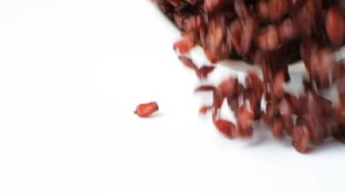 Baharat Kırmızı Kurutulmuş Barut Yavaş Dökülüyor.