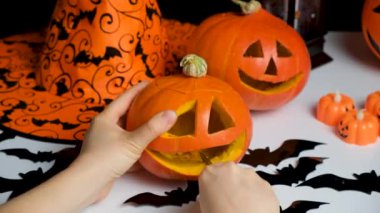 Cadılar Bayramı 'nda balkabağından fener yapma süreci..