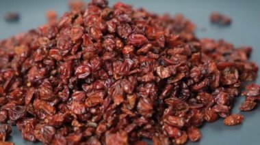 Beyaz arka planda kırmızı kurutulmuş böğürtlen dönüyor..