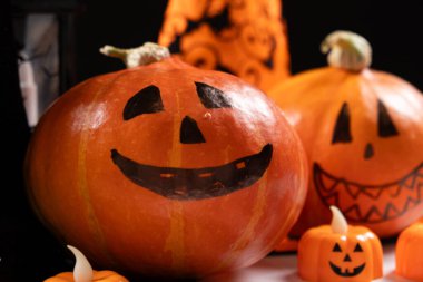 Komik Cadılar Bayramı Balkabağı Tatil Kartı