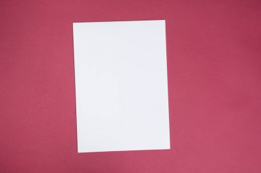 Pembe Arkaplanda Boş Kağıt Sayfası, Üst Görünüm, Metin İçin Yer.