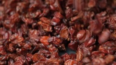 Kırmızı Kurutulmuş Böğürtlen Yavaş Dökülüyor.